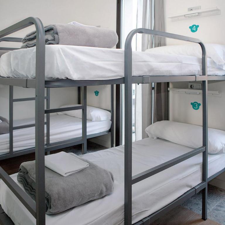 Meeting Point Hostels - Bed in 6-Bed Mixed Dormitory Room with Private Bathroom - 4