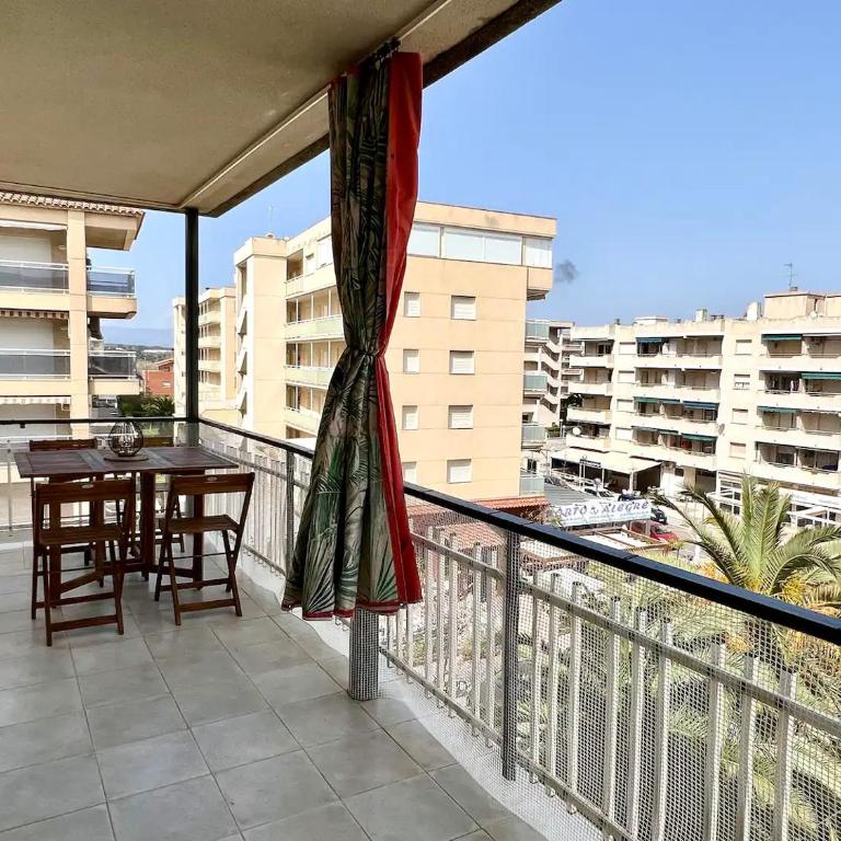 Confortable apartamento en La Pineda - Two-Bedroom Apartment - 4