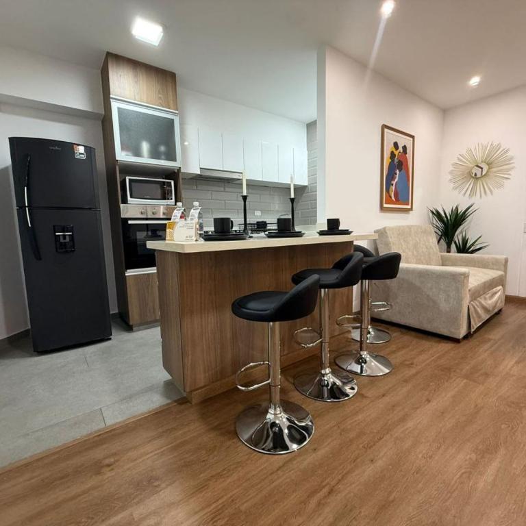 Dpto amplio en Miraflores! - Two-Bedroom Apartment with Balcony - 3