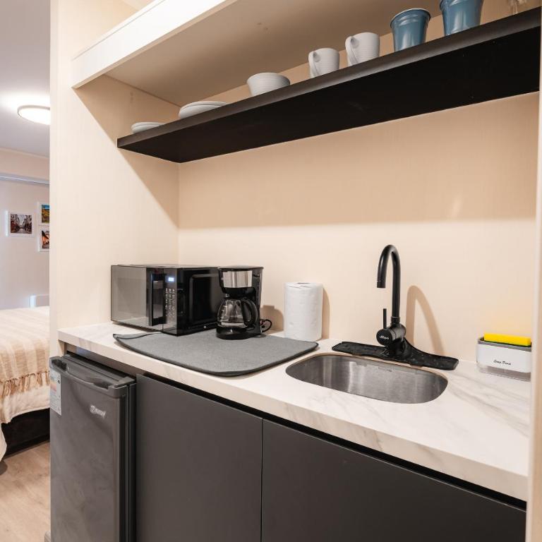 AUREN Larco Miraflores 2BR with AC Pool & Workspaces - Two-Bedroom Deluxe Apartment with Balcony - 8