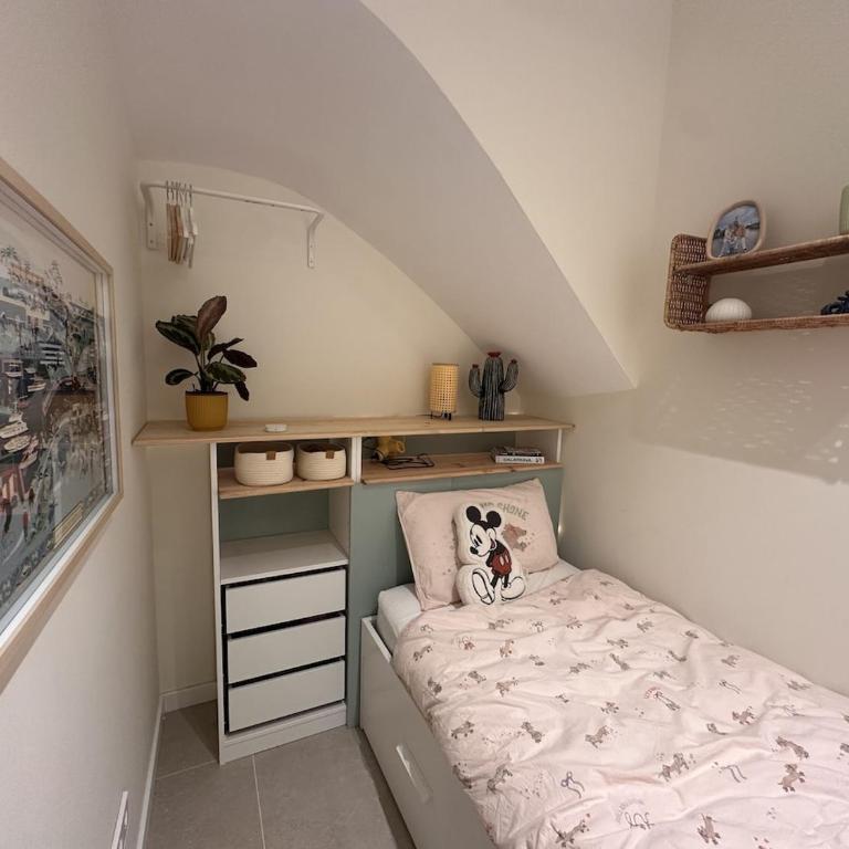 Beach walk - City 20 min - Beautiful Private Patio - Two-Bedroom Apartment - 10