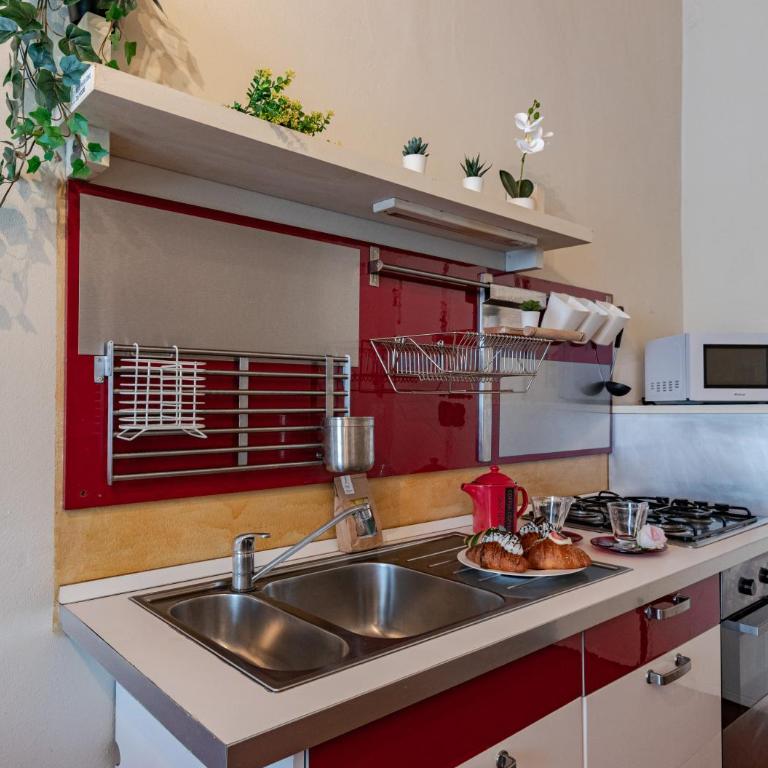 Hostly San Lorenzo Urban Loft - One-Bedroom Deluxe Apartment - 8