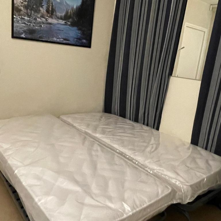 petit studio Le Clos des Cigales 4P,pkg sécurisé, WIFI, smart TV, 12 mn centre, samedi au samedi, RDC - Appartamento con 2 Camere da Letto - 4