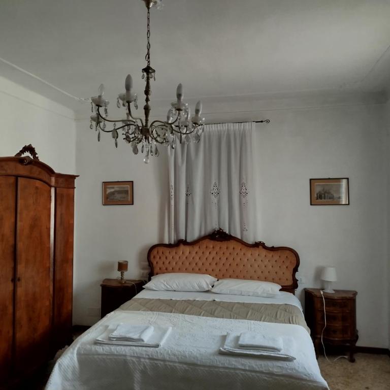B&B Exclusive - Camera Matrimoniale con Bagno in Comune e Letto Supplementare (2 Adulti + 1 Bambino) - 1