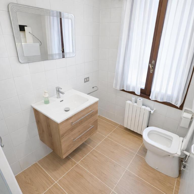Zen Accommodations Rialto - Camera Matrimoniale con Bagno in Comune - 36