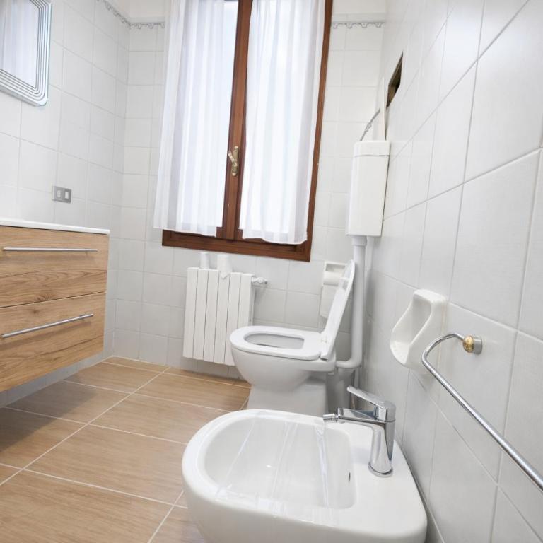Zen Accommodations Rialto - Camera Matrimoniale con Bagno in Comune - 39