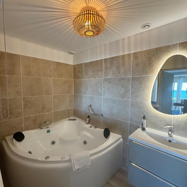 "Cap Riviera" Hotel & Restaurant Saint Aygulf - Suite avec Terrasse et Baignoire Spa - 1