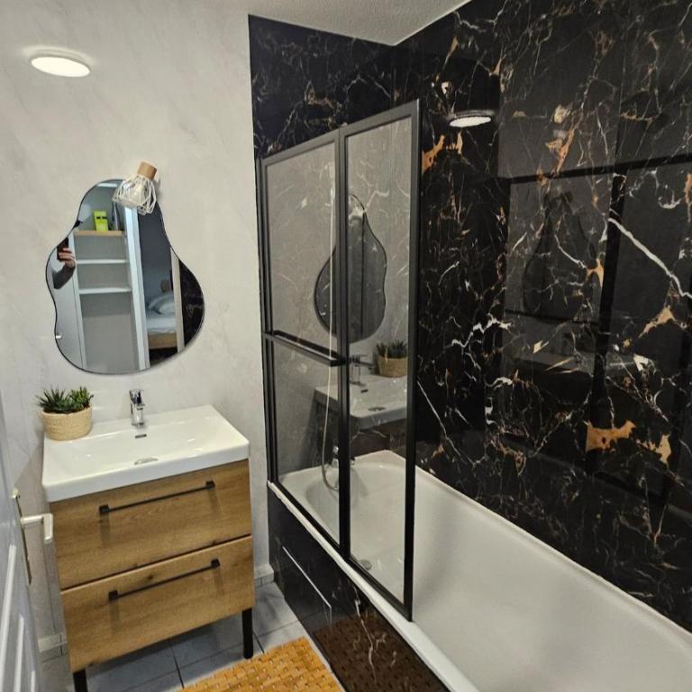 Renovated apartment ideal for 6 people, 7 min walk to Pontillas - Appartement - 8