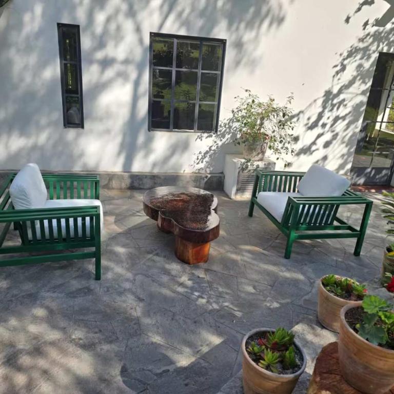 Charming 4BR Getaway with Pool BBQ & Clay Oven - Casa - 13