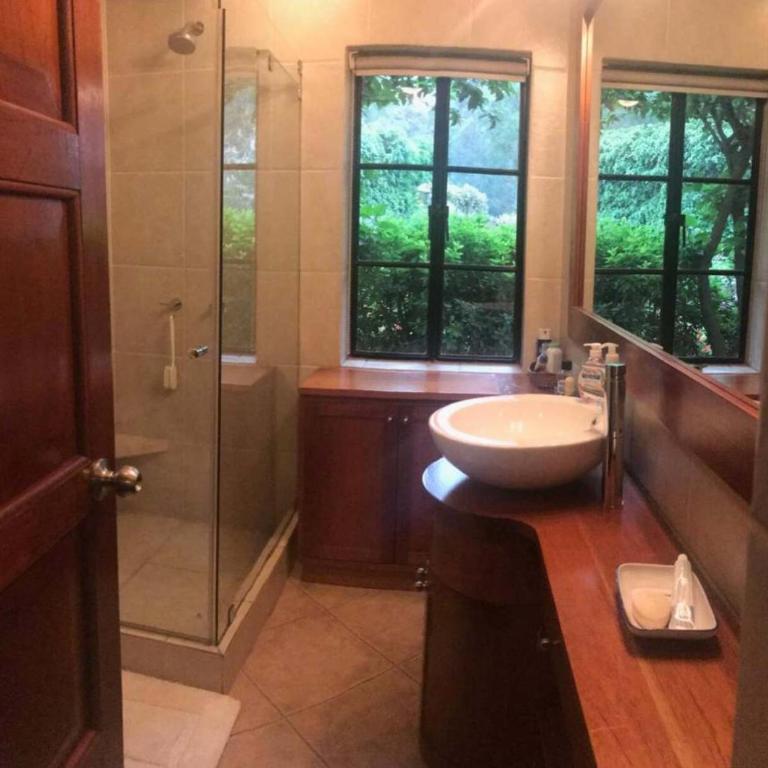 Charming 4BR Getaway with Pool BBQ & Clay Oven - Casa - 17