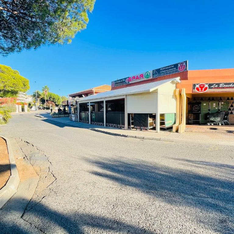 Appartement -piscine- proche bord de mer et centre - One-Bedroom Apartment - 32