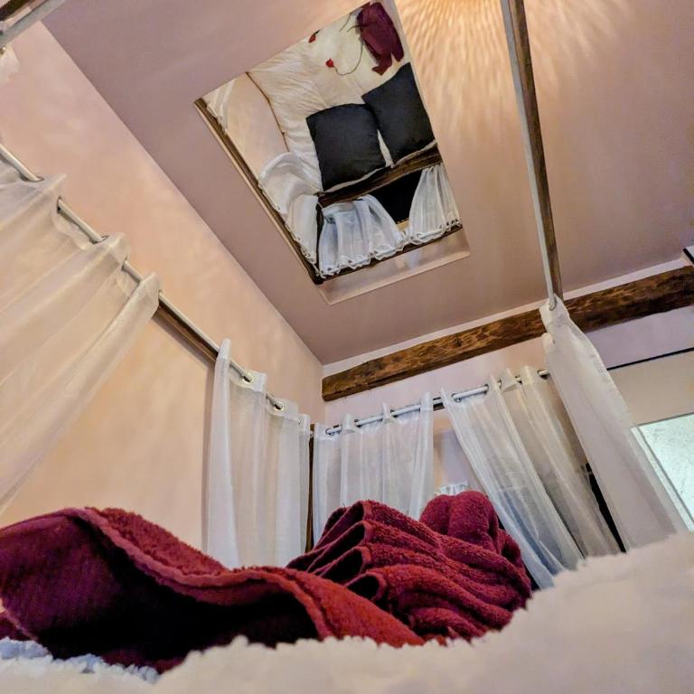 Loveroom Romantique avec Spa et Secret Room - A proximité des Lacs - La Mure - Appartement 1 Chambre - 14