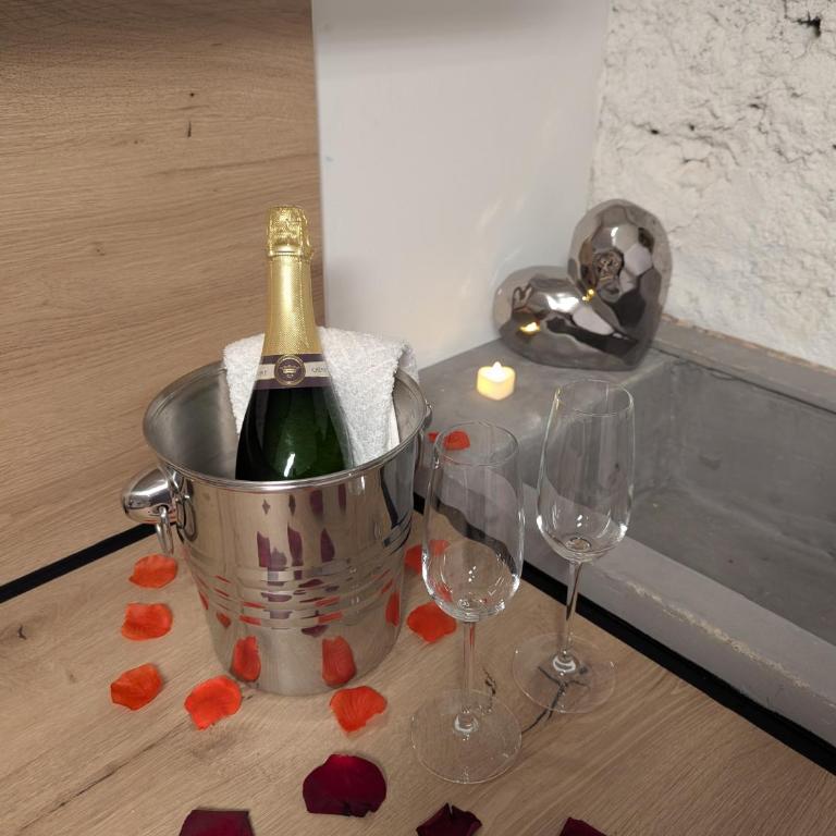 Loveroom Romantique avec Spa et Secret Room - A proximité des Lacs - La Mure - Appartement 1 Chambre - 32
