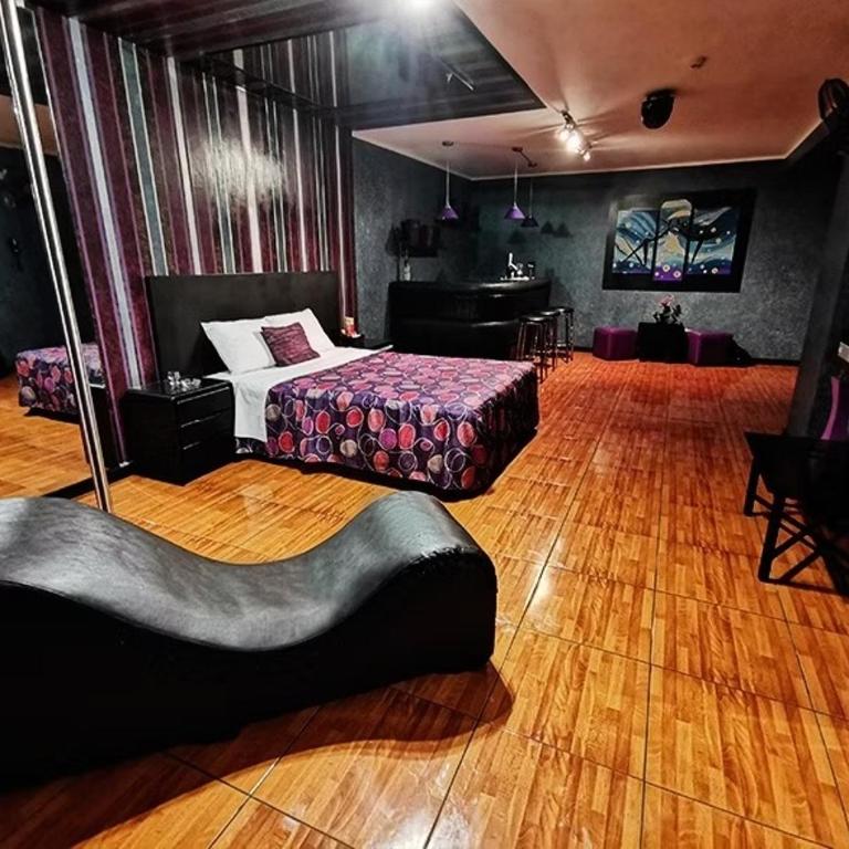 Hollywood Suites - Superior King Room - 1