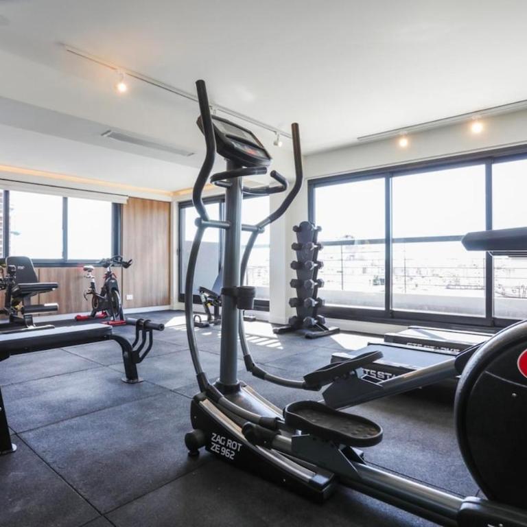 Modern Central location Studio with Rooftop Pool - One-Bedroom Apartment - 19