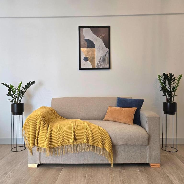 Modern Central location Studio with Rooftop Pool - One-Bedroom Apartment - 4