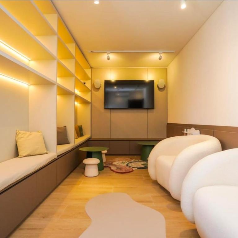 Modern Central location Studio with Rooftop Pool - One-Bedroom Apartment - 22