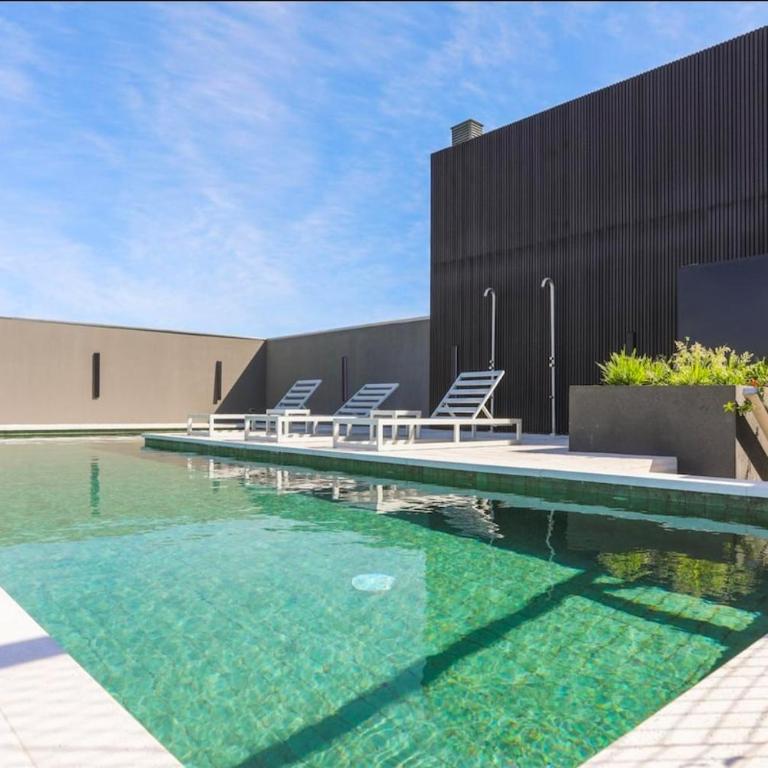 Modern Central location Studio with Rooftop Pool - One-Bedroom Apartment - 3