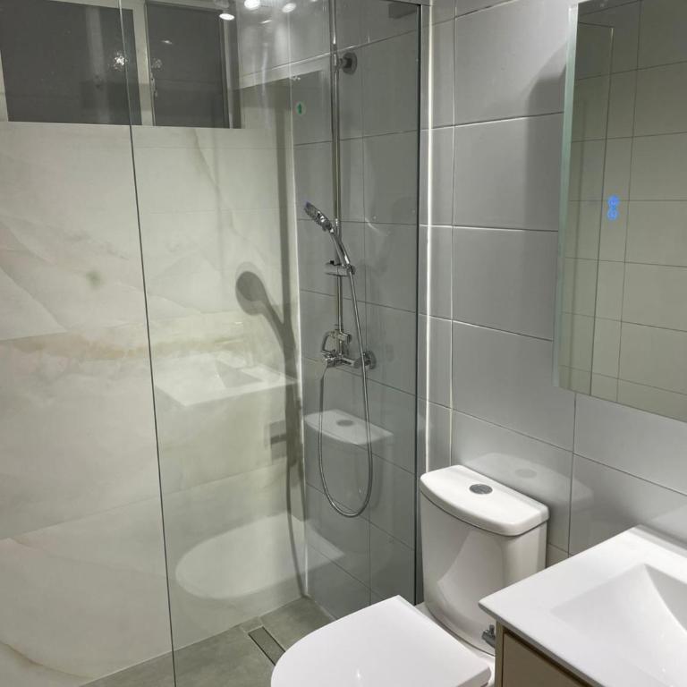 Espectacular Casa con Jacuzzi y Quincho - Three-Bedroom House - 3