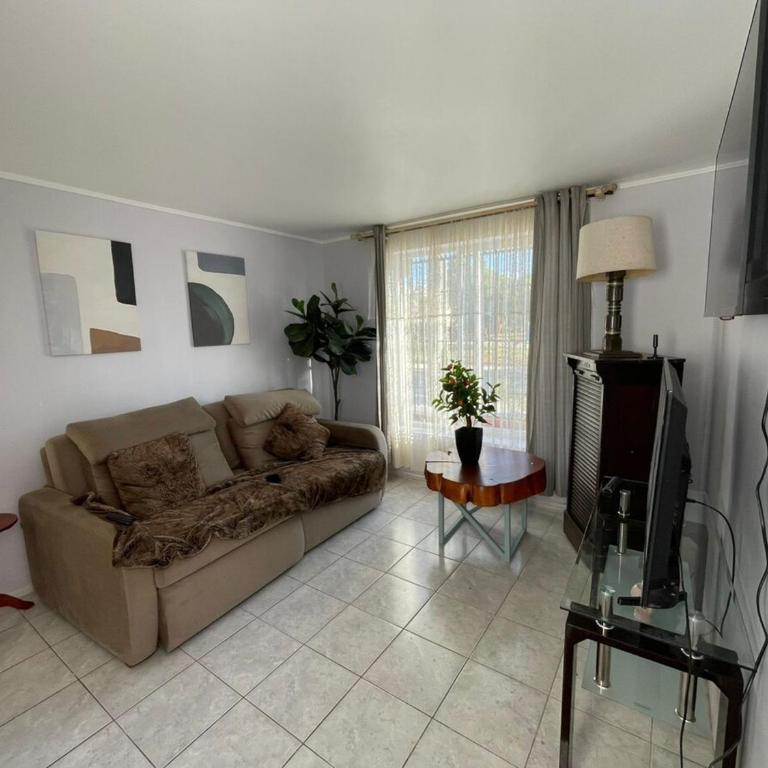 Espectacular Casa con Jacuzzi y Quincho - Three-Bedroom House - 13