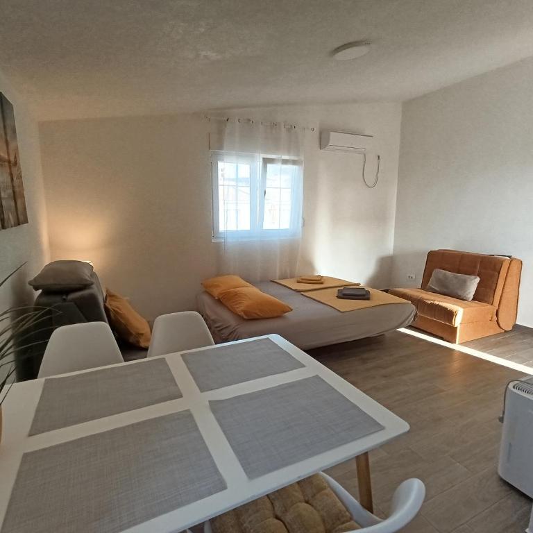 Sayohat Apartments - Apartment with Terrace - 2