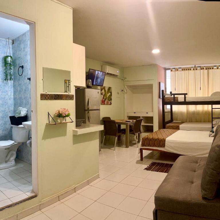Studio 210A Cartagena Bocagrande Pool & 1 block from the beach - One-Bedroom Apartment - 2