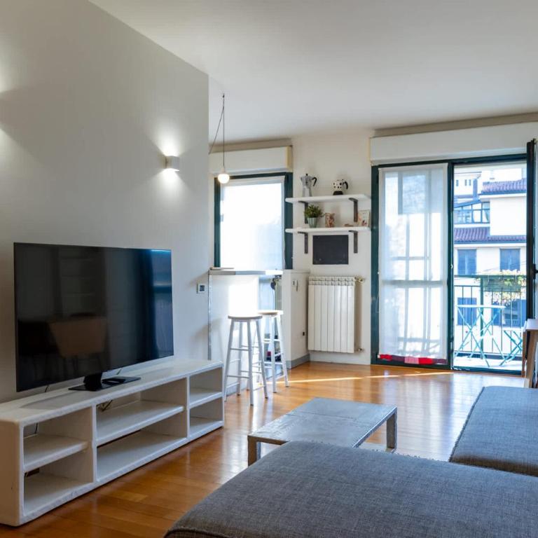 Bright Navigli Apartment with Canal view - Apartment - 1