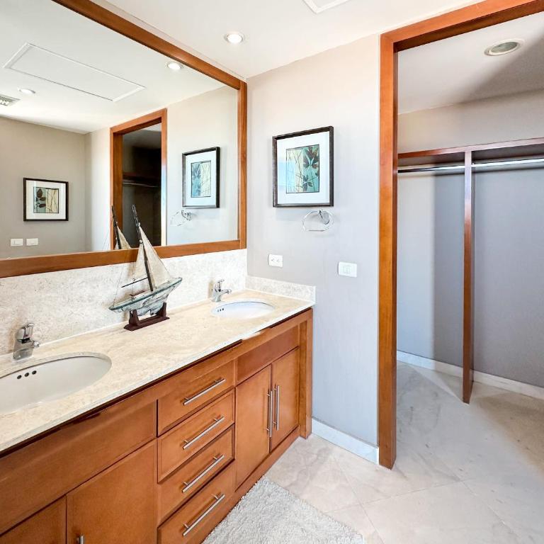 10th Floor Condo with Stunning Views Tranquil - Apartment - 30
