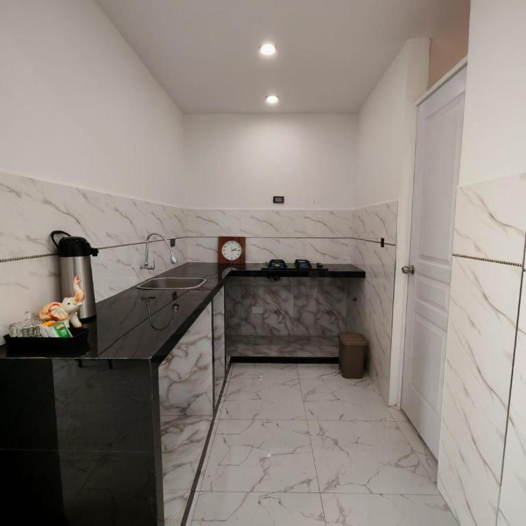 Alojamiento Familiar - Deluxe One-Bedroom Apartment with City View - 6