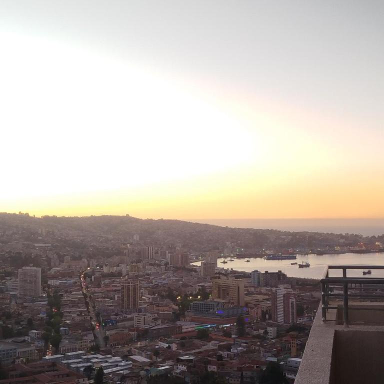 Beautiful apartment overlooking Valparaíso Bay - Apartamento de 2 dormitorios con balcón y vistas al mar - 2
