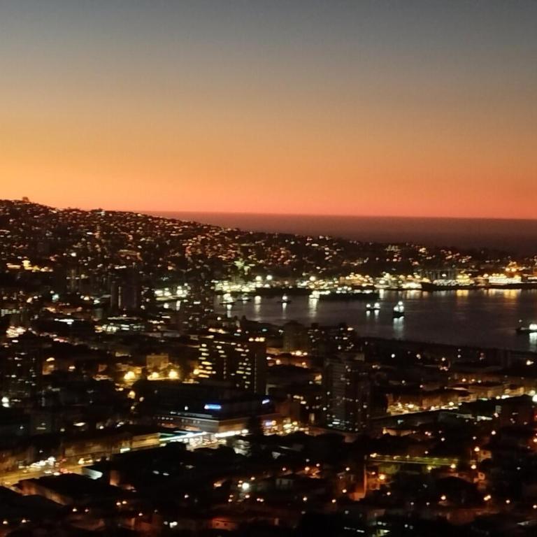 Beautiful apartment overlooking Valparaíso Bay - Apartamento de 2 dormitorios con balcón y vistas al mar - 14