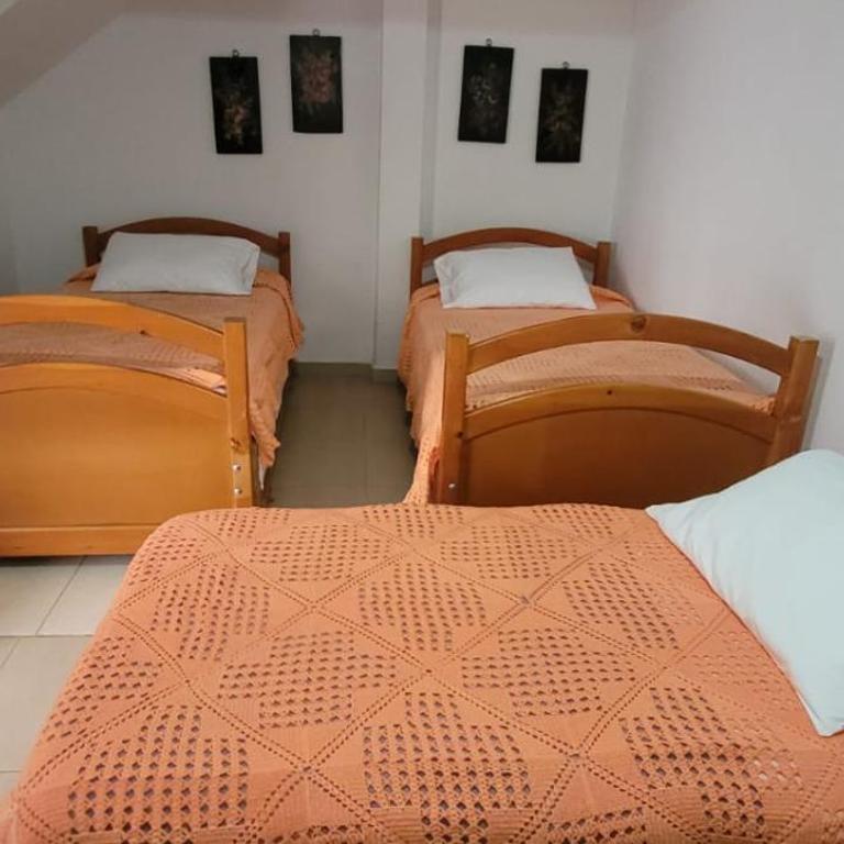 Hostal Famihotel Fundadores - Triple Room with Private Bathroom - 1