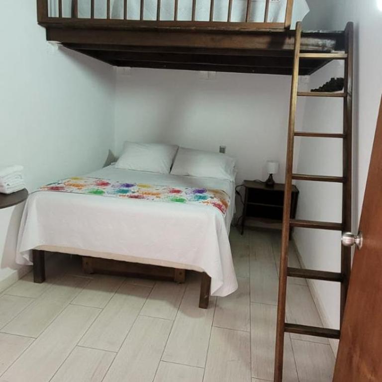 Hostal Famihotel Fundadores - Triple Room with Private Bathroom - 3