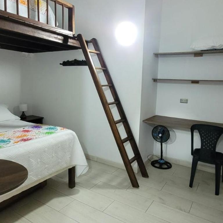 Hostal Famihotel Fundadores - Triple Room with Private Bathroom - 6