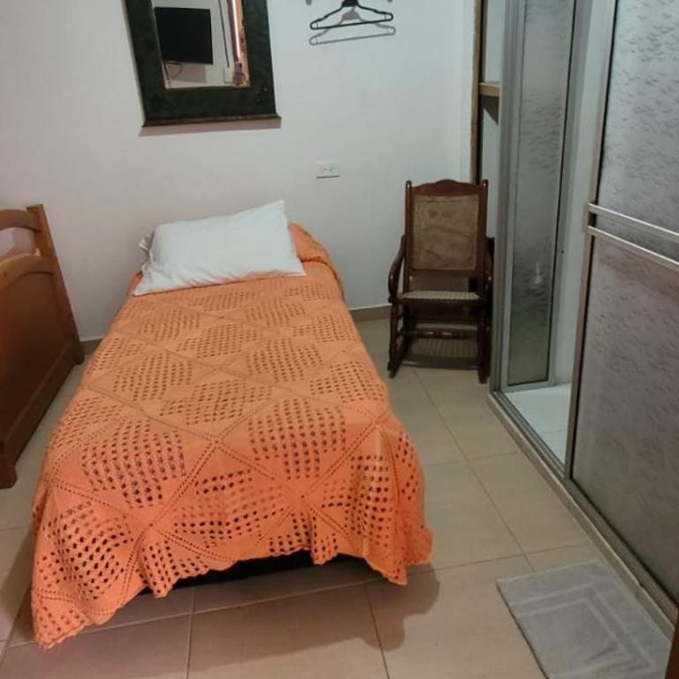 Hostal Famihotel Fundadores - Triple Room with Private Bathroom - 5