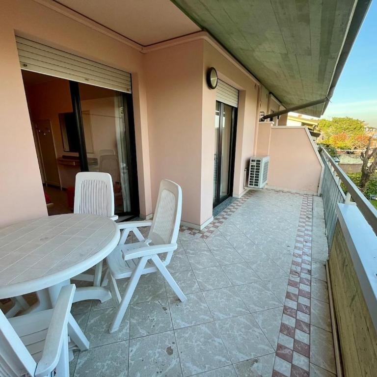 il Girasole Apartment with Garden View - One-Bedroom Apartment - 13