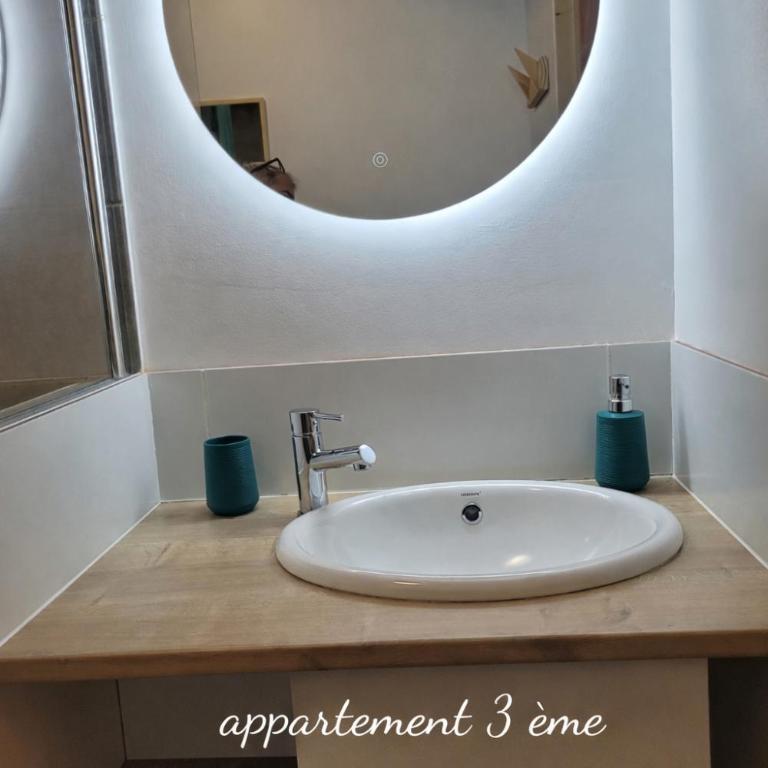 L établissement LA PLAGE A 2 PAS vous propose, 3 Appartements DEUX chambres, 1 appartement une pièce , NETFLIX, lits faits à votre arrivée, serviettes de toilette, Ménage, Wifi, en hyper centre ,Plage à 100m, BOX à Vélos, paiement 3 fois sans frais - Appartement 2 Chambres - 10