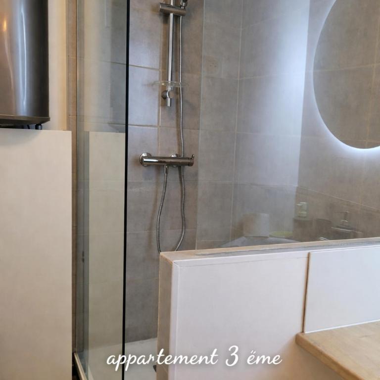 L établissement LA PLAGE A 2 PAS vous propose, 3 Appartements DEUX chambres, 1 appartement une pièce , NETFLIX, lits faits à votre arrivée, serviettes de toilette, Ménage, Wifi, en hyper centre ,Plage à 100m, BOX à Vélos, paiement 3 fois sans frais - Appartement 2 Chambres - 12