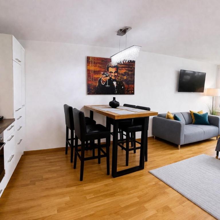 Wohnen am Fluss im City Apartment Linz Donaublick - Garten, Cafe & WLAN, Self-checkin, Parkplatz, für 4 Gäste - Apartment mit 2 Schlafzimmern - 1