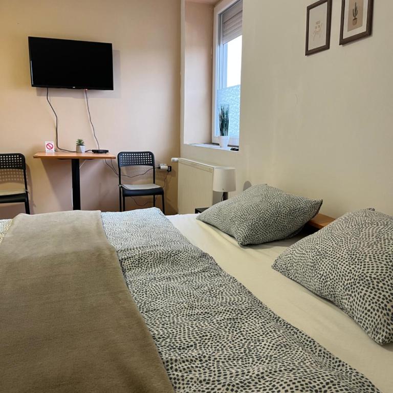 Rooms with private Bathroom & Free Parking ''Sobe Zoka,, - Dvokrevetna Soba sa Zasebnim Krevetima - 1