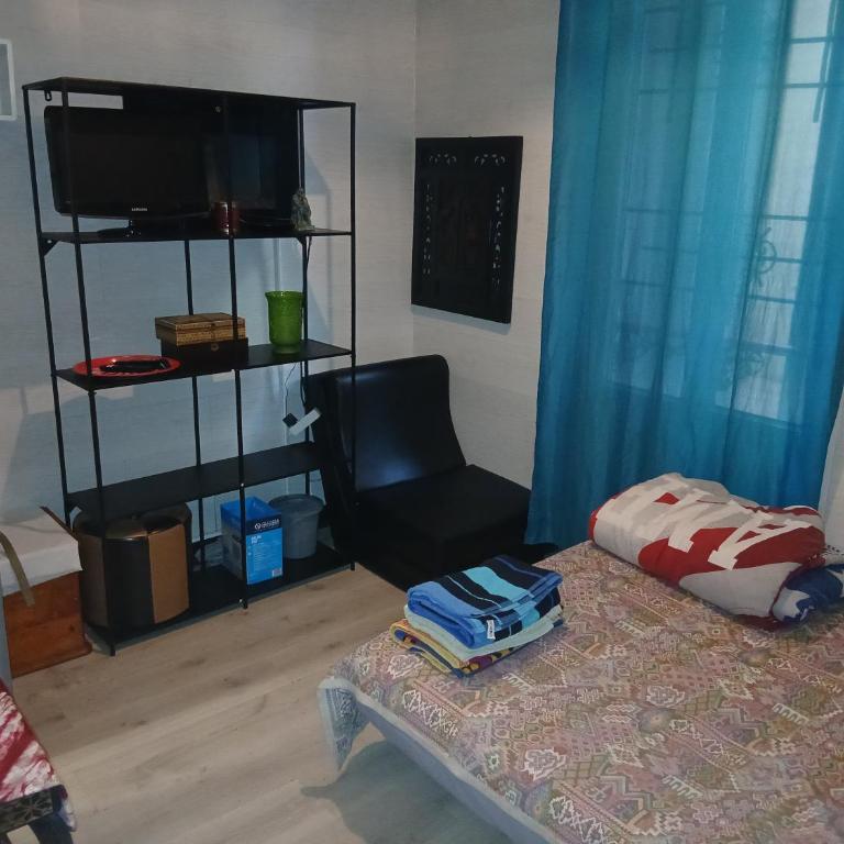 Studio Maryline de 18 m2 - Calme - Rez de chaussée sur patio Privé - Grand Canapé-Lit Clic Clac pour 2 personnes - Kitchenette - Salle de bain - 5 minutes du Métro Brochant de la ligne 13,Bus 54,74 et 31 vers sites touristiques - Appartement 1 Chambre - 2