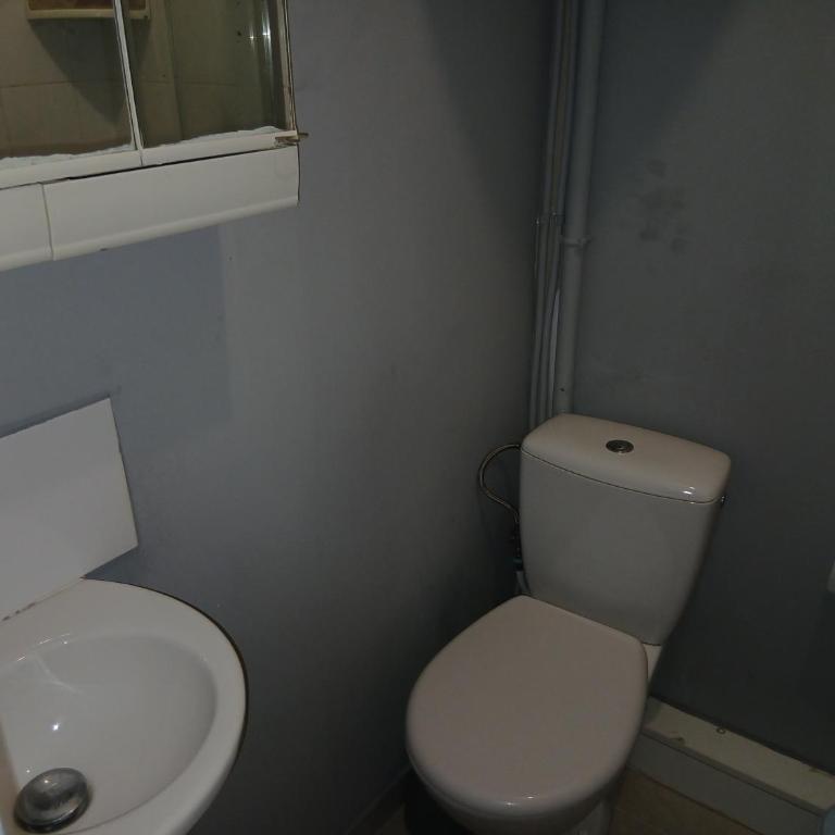 Studio Maryline de 18 m2 - Calme - Rez de chaussée sur patio Privé - Grand Canapé-Lit Clic Clac pour 2 personnes - Kitchenette - Salle de bain - 5 minutes du Métro Brochant de la ligne 13,Bus 54,74 et 31 vers sites touristiques - Appartement 1 Chambre - 15