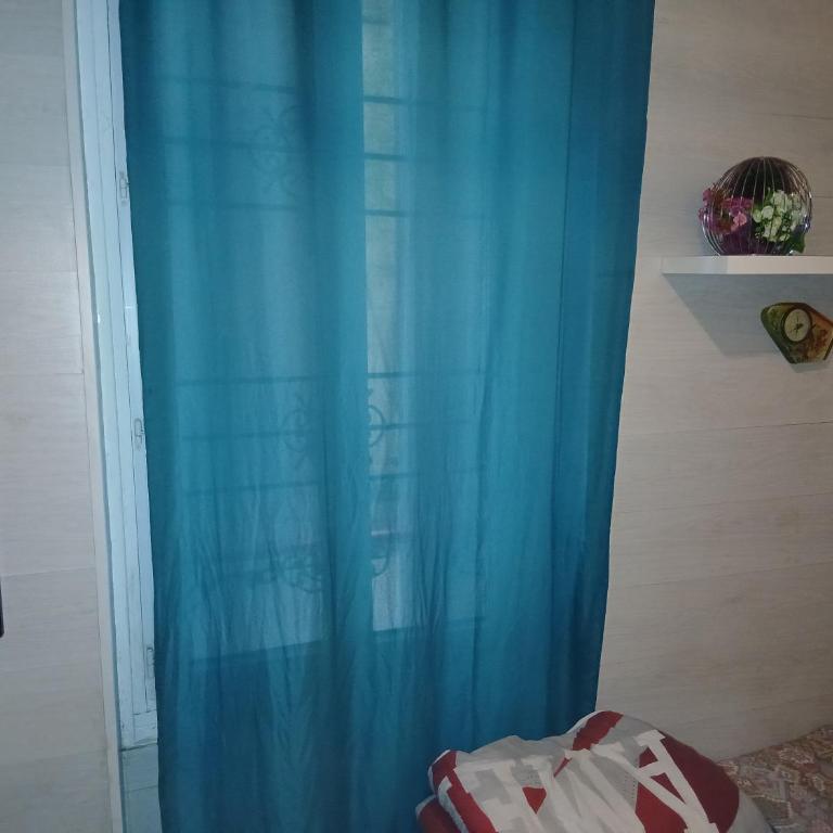 Studio Maryline de 18 m2 - Calme - Rez de chaussée sur patio Privé - Grand Canapé-Lit Clic Clac pour 2 personnes - Kitchenette - Salle de bain - 5 minutes du Métro Brochant de la ligne 13,Bus 54,74 et 31 vers sites touristiques - Appartement 1 Chambre - 9