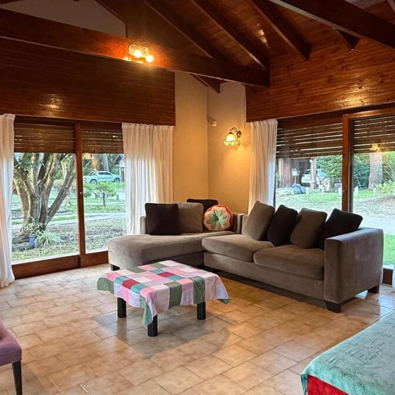 Chalet con minipiscina climatizada en Pinamar norte golf nuevo , Eneas y submarino Santa Fe, muy amplia y cómoda - Vacation Home - 61