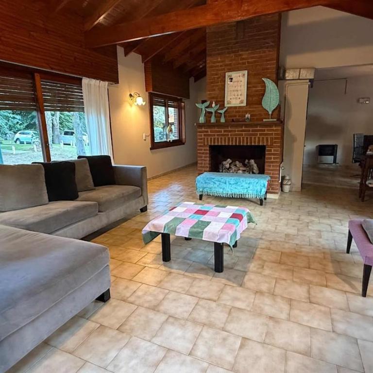 Chalet con minipiscina climatizada en Pinamar norte golf nuevo , Eneas y submarino Santa Fe, muy amplia y cómoda - Vacation Home - 60