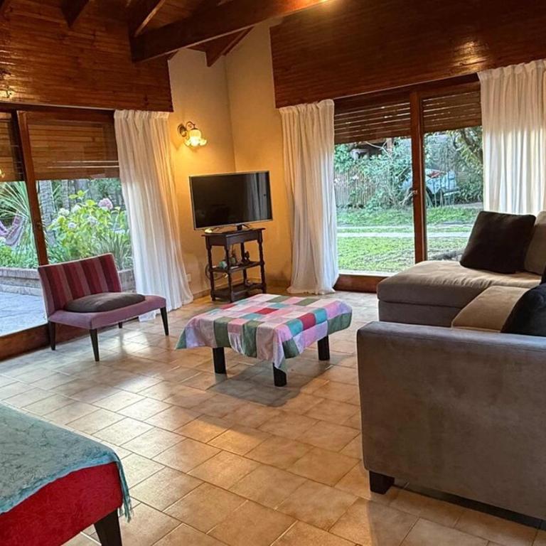Chalet con minipiscina climatizada en Pinamar norte golf nuevo , Eneas y submarino Santa Fe, muy amplia y cómoda - Vacation Home - 58