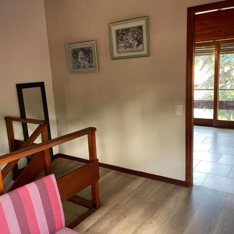 Chalet con minipiscina climatizada en Pinamar norte golf nuevo , Eneas y submarino Santa Fe, muy amplia y cómoda - Vacation Home - 52