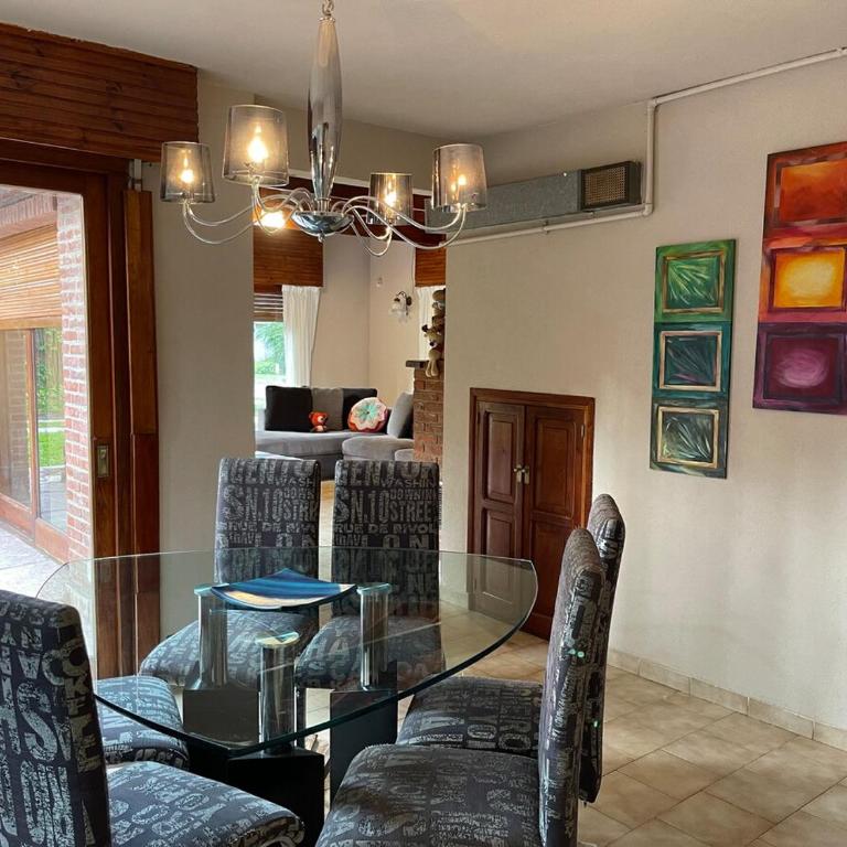 Chalet con minipiscina climatizada en Pinamar norte golf nuevo , Eneas y submarino Santa Fe, muy amplia y cómoda - Vacation Home - 50