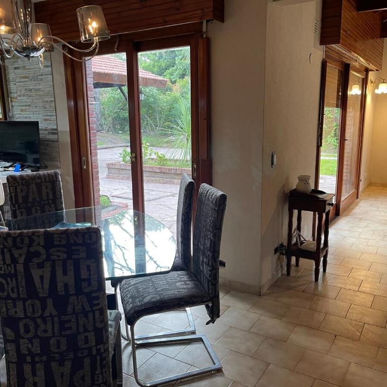 Chalet con minipiscina climatizada en Pinamar norte golf nuevo , Eneas y submarino Santa Fe, muy amplia y cómoda - Vacation Home - 48