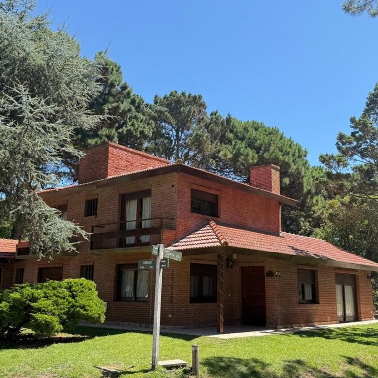 Chalet con minipiscina climatizada en Pinamar norte golf nuevo , Eneas y submarino Santa Fe, muy amplia y cómoda - Vacation Home - 33